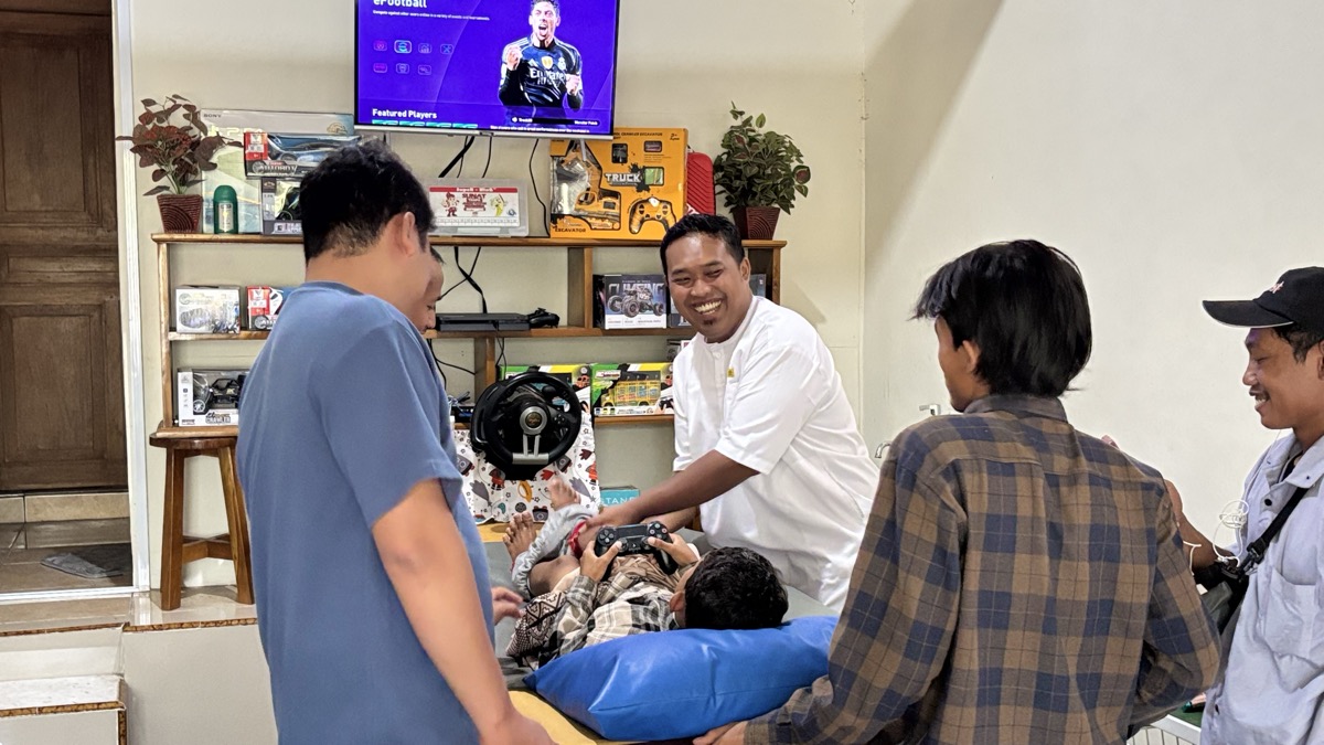 Praktisi khitan ramah bersama anak dan ibu